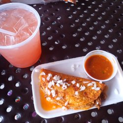 Los Mezcales Bar & Grill - Guava drink & Taco
