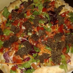 Taverna del Perugino - Pizza con pomodorini, insalata, mozzarella e tartufo fresco