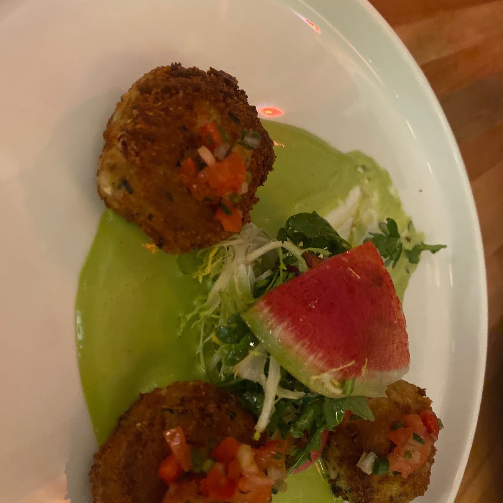Crab cakes are yummy!