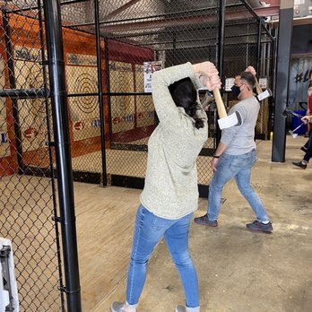 Skål Axe Throwing - 2 hands vs. 1 handed throws - Axe Throwing Near Me - Biloxi, Mississippi