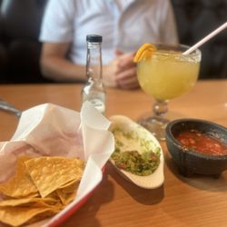 El Agave Mexican Grill and Bar - Guacamole and chips.