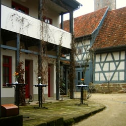 Gastronomie im Pörtnerhof - Der Innenhof vom Pörtnerhof; der Turm im Hintergrund gehört zur alten Stadtmauer.