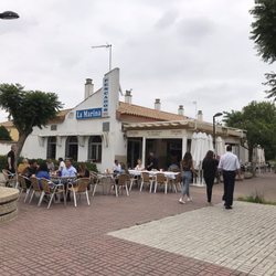 Marina Gelves - Vista de la agradable plaza con la terraza de La Marina. Una parte está cubierta.