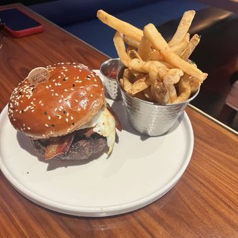 Gordon Ramsay Burger Las Vegas - Farmhouse burger and fries - Burgers Near Me - Las Vegas, Nevada