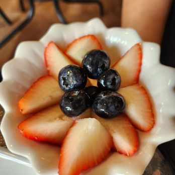 Oacis Cafe Wine Bar - You always get a fruit cup when you dine in how refreshing. - Cafes Near Me - Ponce, Puerto Rico