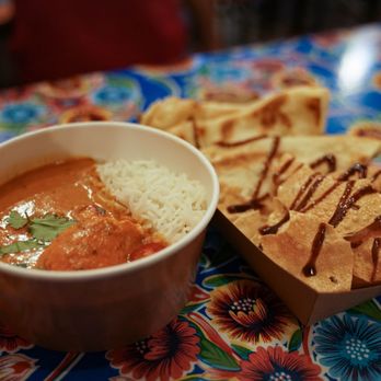 Oslo Street Food - Butter chicken with naan and papadums from Pepper'n food stall! - Food Court Near Me - Oslo, 03 Oslo Street Food - Butter chicken with naan and papadums from Pepper'n food stall! - Food Court Near Me - Oslo, 03