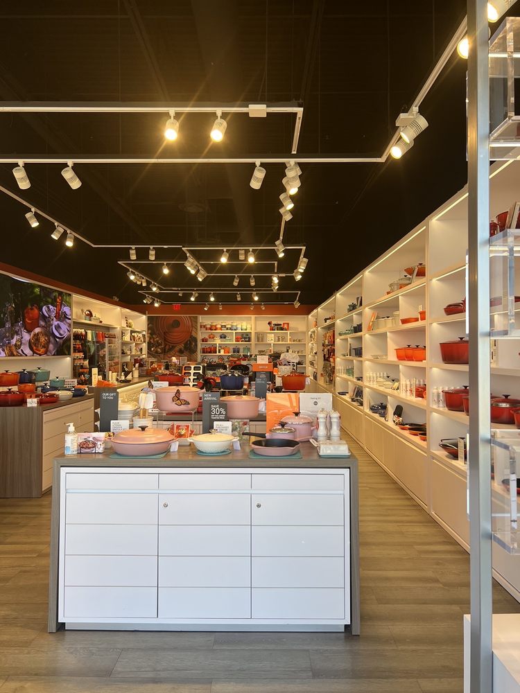 LE CREUSET OUTLET STORE Updated August 2024 622 Linmar Ln, Johnson Creek, Wisconsin