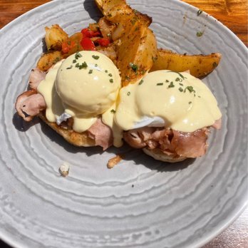 Duke's La Jolla - Duke 's Eggs Benedict - New American Near Me - La Jolla, California
