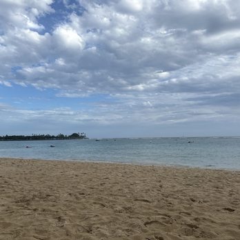 Ala Moana Beach - main beach area across from tennis courts - Beaches Near Me - Honolulu, Hawaii Ala Moana Beach - main beach area across from tennis courts - Beaches Near Me - Honolulu, Hawaii