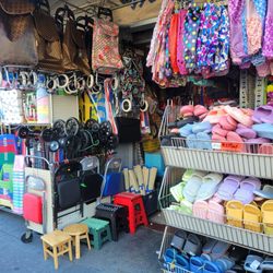 KV Discount - Entrance stuffed with items