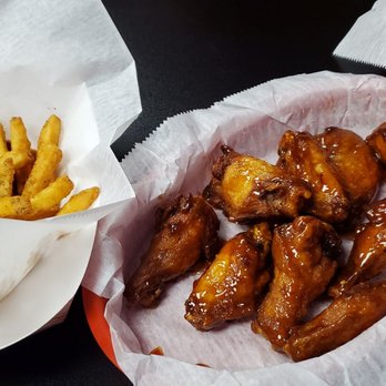 Beth's Burger Bar - 10 extra crispy wings with Sweet chili!! Amazing! - American Near Me - Orlando, Florida Beth's Burger Bar - 10 extra crispy wings with Sweet chili!! Amazing! - American Near Me - Orlando, Florida
