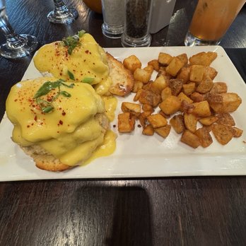 Kingfish Kitchen & Cocktails - Crabcake Benedict - Cajun/Creole Near Me - New Orleans, Louisiana