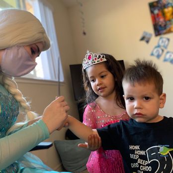 Marvelous Party Characters - Elsa doing hand painting! - Clowns Near Me Marvelous Party Characters - Elsa doing hand painting! - Clowns Near Me