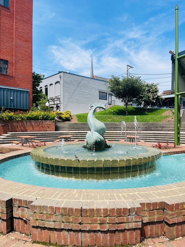 LYNCHBURG COMMUNITY MARKET Updated October 2024 48 Photos & 19