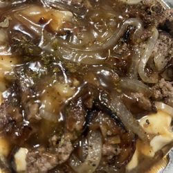 Chez Gerard - Poutine au bœuf et oignons