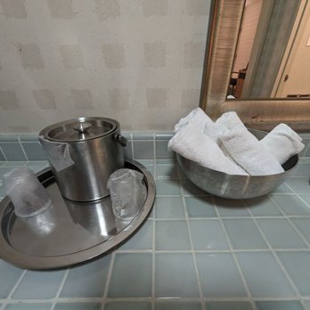 Menlo Park Inn - Nice towel display and plenty of countertop space at Menlo Park Inn. - Hotels Near Me - Menlo Park, California