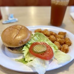Huddle House - Huddle burger and tots washed down with peach tea.