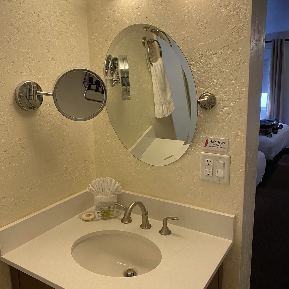 Red Feather Lodge - Vanity area with magnifying mirror - Hotels Near Me - Grand Canyon, Arizona Red Feather Lodge - Vanity area with magnifying mirror - Hotels Near Me - Grand Canyon, Arizona