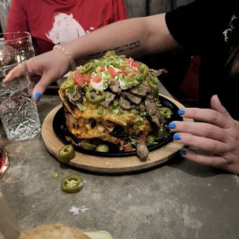 Lake Effect - Wowowowow! Look at those beautiful Nachos! Amazing - Cocktail Bars Near Me - Salt Lake City, Utah