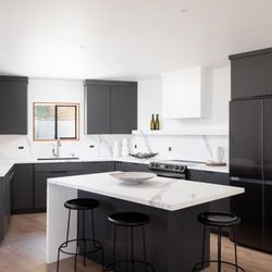 IDEL Designs - Contemporary black and white kitchen