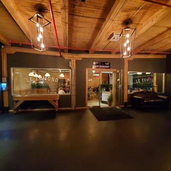 Le Esmond - the entrance to a restaurant - Canadian (New) Near Me - Granby, Quebec