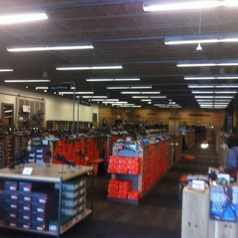 DSW Designer Shoe Warehouse - Shoe Stores Near Me - Farmington, Connecticut