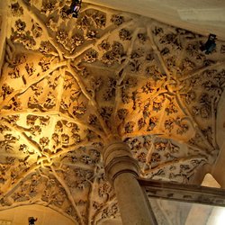 Voûte sculptée du grand escalier de la tour Jean sans Peur (unique en France)