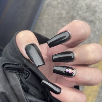 Design Nails & Spa - Full Gel Set w/ Coffin Tips, Silver Line and 3 Jewels - Nail Salons Near Me - Mokena, Illinois