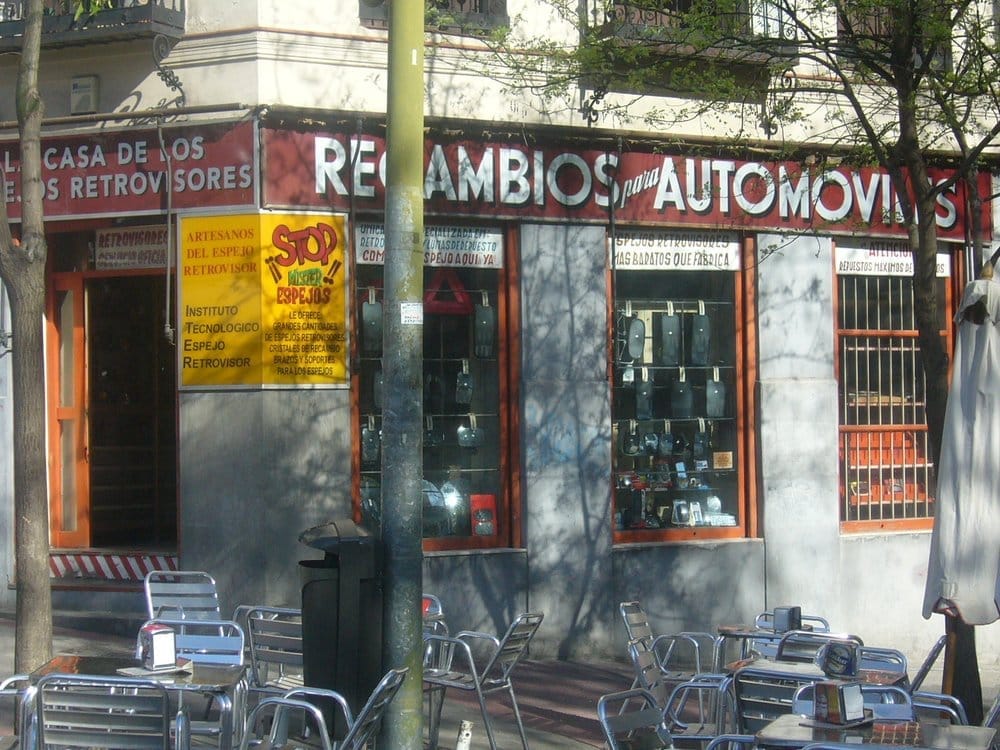 La Casa de Los Espejos Retrovisores