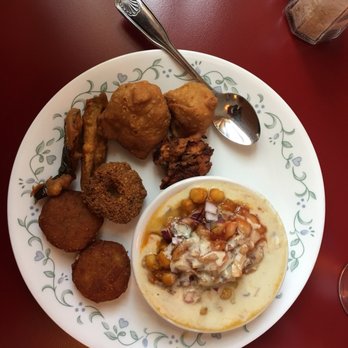 Bombay Sitar - Clockwise from the top: samosa, choley chaat,aloo tikki, falafel, chili bajji, veg pakora - Indian Near Me - Canton, Ohio