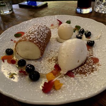 Montréal Plaza - Honey dessert - Canadian (New) Near Me - Montreal, Quebec