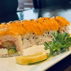 maipithai & sushi bar - Hawaiian roll top with sweet mangoes and a dash of coconut flakes.