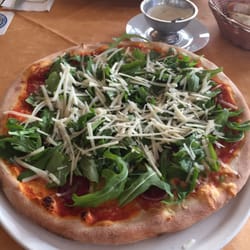 Bei Toni - Pizza Veronika mit scharfer italienische Salami, Ruccola und Parmesan