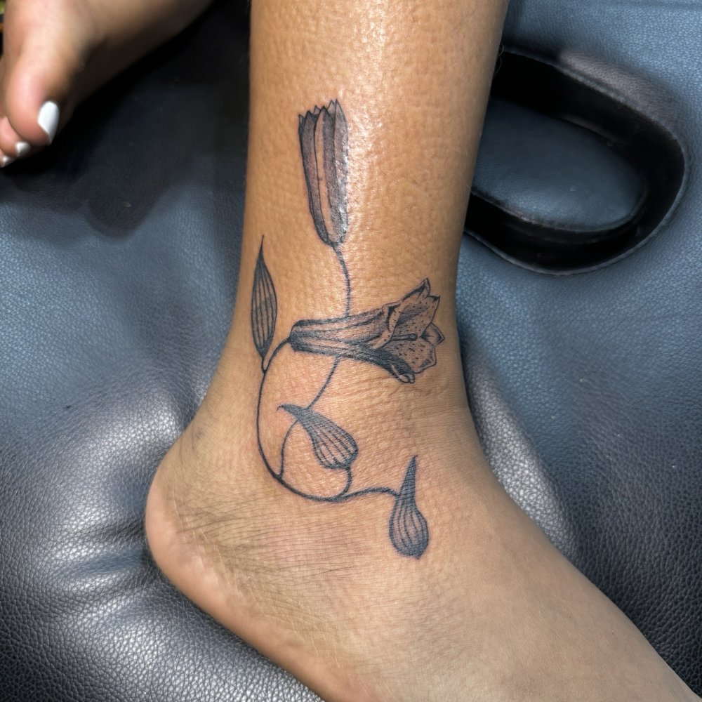 Dragoncat Tattoo - Some cute flowers on right outer ankle. - Tattoo Near Me - Pensacola, Florida Dragoncat Tattoo - Some cute flowers on right outer ankle. - Tattoo Near Me - Pensacola, Florida