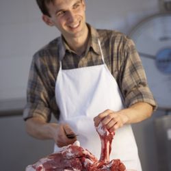 Agrisalumeria Luiset - Mauro disossa una coscia per produrre il Prosciutto Cotto Luiset