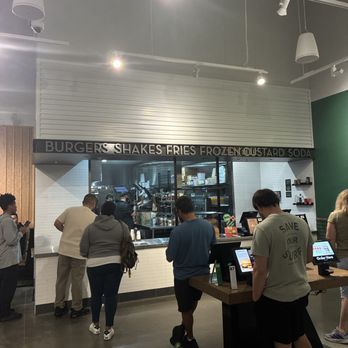 Shake Shack Waterford Lakes - Fast Food Near Me - Orlando, Florida