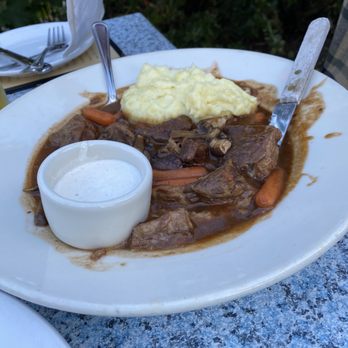 Mendocino Cafe - Pot roast had lots of fat and too heavy on rosemary - Cafes Near Me - Mendocino, California
