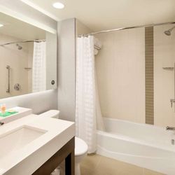 Hyatt Place Santa Cruz - Bathroom