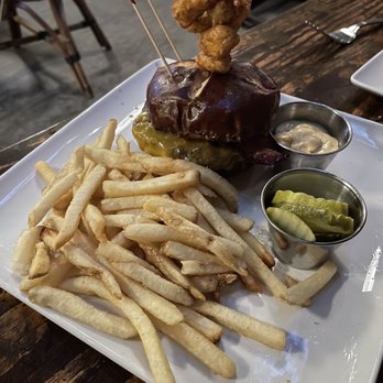 Café Hollander Hilldale - Sconnie Burger - American Near Me - Madison, Wisconsin Café Hollander Hilldale - Sconnie Burger - American Near Me - Madison, Wisconsin