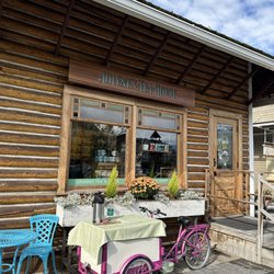 Jolene’s Tea House - Cute building