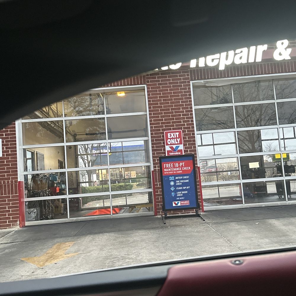 Valvoline Instant Oil Change - Closed before 6:15 pm. Says they close at 7pm. - Oil Change Stations Near Me - Arlington, Texas Valvoline Instant Oil Change - Closed before 6:15 pm. Says they close at 7pm. - Oil Change Stations Near Me - Arlington, Texas