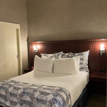 Le Square Phillips - Bed - Hotels Near Me - Montreal, Quebec