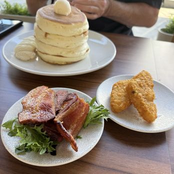 Takagi Coffee - Plain millefuille soufflé pancakes with hash browns and bacon sides. - Japanese Near Me - Los Angeles, California Takagi Coffee - Plain millefuille soufflé pancakes with hash browns and bacon sides. - Japanese Near Me - Los Angeles, California