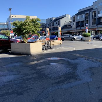 Safeway - Parking lot. - Grocery Near Me - Seattle, Washington