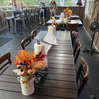 Squealer's - Exterior patio seating - Barbeque Near Me - Meridian, Mississippi