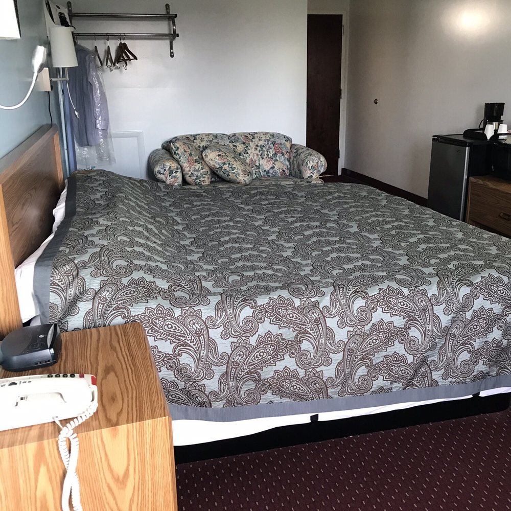 Eastbrook Inn - King size bedroom - Hotels Near Me - Ronks, Pennsylvania Eastbrook Inn - King size bedroom - Hotels Near Me - Ronks, Pennsylvania