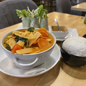 Hiso - Red Curry with chicken, Fresh Rolls, and Jasmine rice - Laotian Near Me - Sacramento, California Hiso - Red Curry with chicken, Fresh Rolls, and Jasmine rice - Laotian Near Me - Sacramento, California