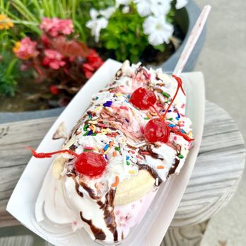 Paleteria Dulce Vida - Banana split with three of my favorite flavors - pistachio, queso, and some delicious Mexican strawberry blend. - Ice Cream & Frozen Yogurt Near Me - Columbus, Ohio