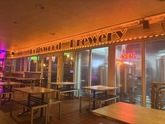 Hollywood Brewery Bar & Grill by null