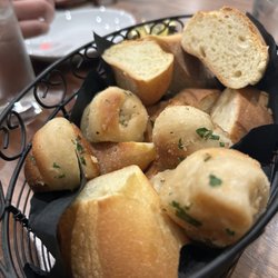 Frankie’s Pizzeria & Restaurant - Bread basket with garlic knots